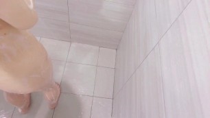 Roommates in a Flat Share Shower without Closing the Door/合租室友洗澡不關門