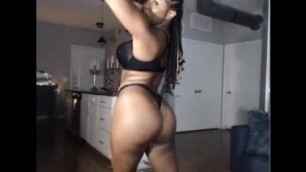 SEXY AFRICAN SHOWS OFF